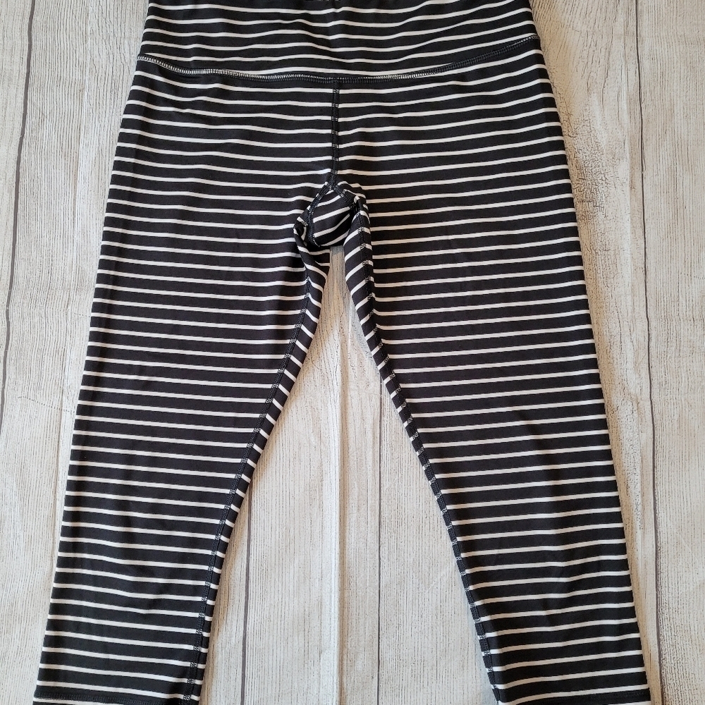 Scorpio Sol Black White Striped Capri Legging Yoga Gym Size Small